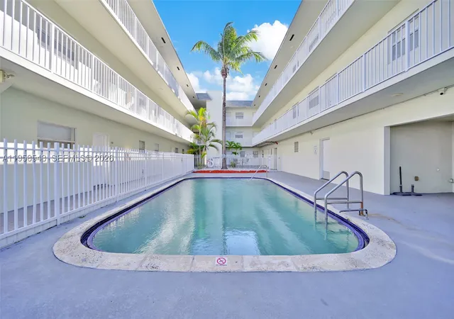 Listing Photo 4 - Condo for sale in building located at 12890 Ne 8Th Ave, Miami, FL 33161 - Unit #208