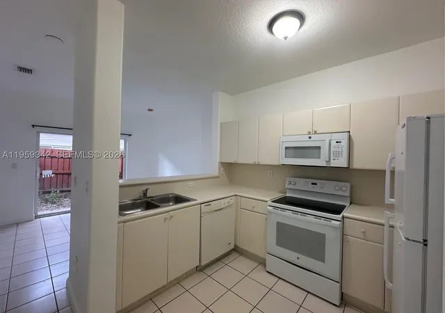Listing Photo 4 - Condo for sale in building located at 1661 Se 29Th Ct, Homestead, FL 33035 - Unit #104