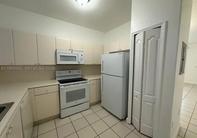 Listing Photo 5 - Condo for sale in building located at 1661 Se 29Th Ct, Homestead, FL 33035 - Unit #104