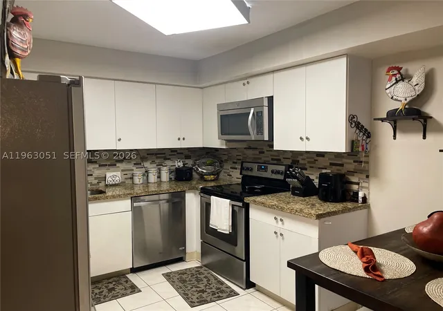 Listing Photo 5 - Condo for sale in building located at 16475 Golf Clb Rd, Weston, FL 33326 - Unit #309