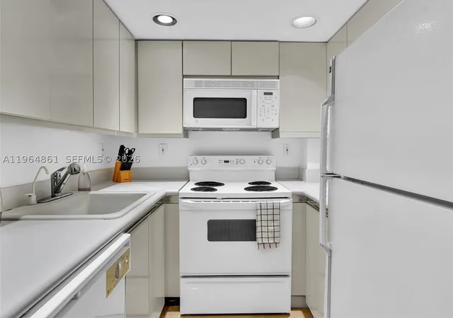 Photo 3 of Condo for sale at 21150 Point Pl #305, Aventura, FL 33180 | MLS# A11964861 | Listing updated on 2026-09-10
