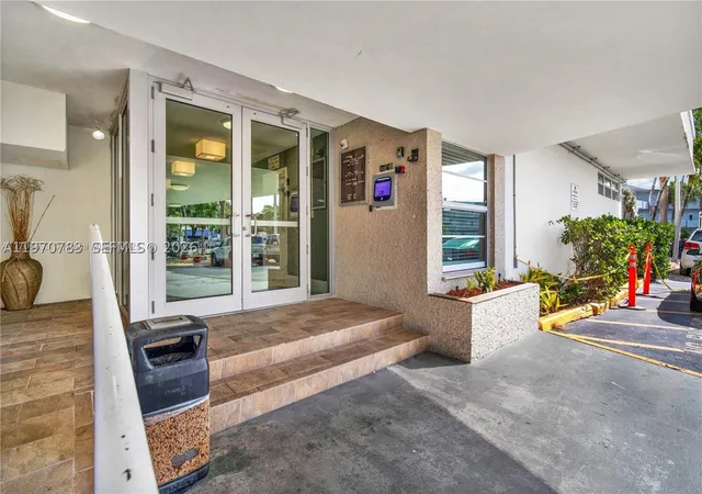 Listing Photo 4 - Condo for sale in building located at 13155 Ixora Ct, Miami, FL 33181 - Unit #311