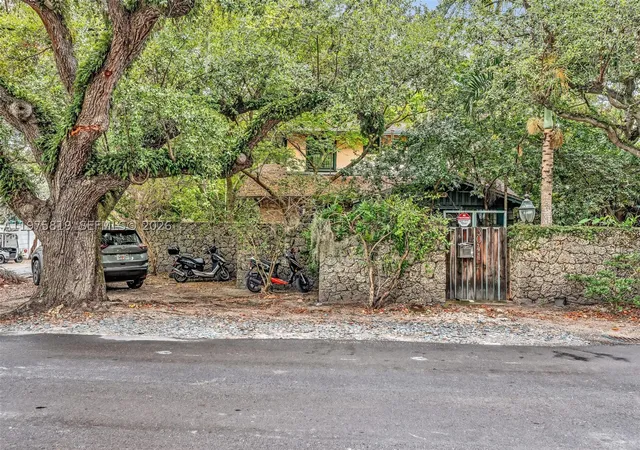 Photo 1 of Sale Pending at 3401 Oak Ave, Miami, FL 33133 | MLS# A11975819 | Listing updated on 2026-09-10