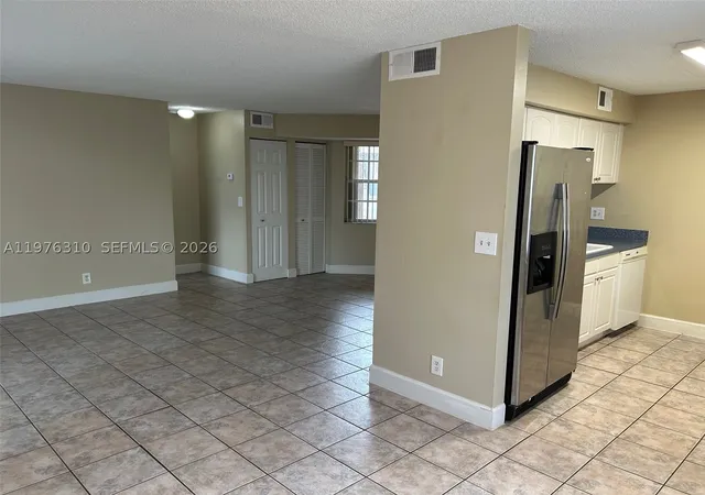 Listing Photo 5 - Condo for sale in building located at 301 Sw 86Th Ave, Pembroke Pines, FL 33025 - Unit #102