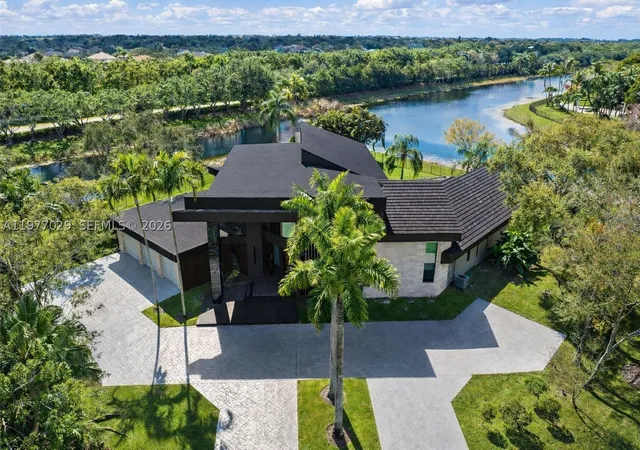 Photo 2 of Mansion for sale at 3560 Paddock Rd, Weston, FL 33331 | MLS# A11977029 | Listing updated on 2026-09-21