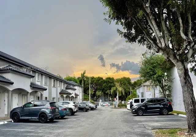 Listing Photo 4 - Condo for sale in building located at 5605 Nw 109Th Ave, Miami, FL 33178 - Unit #76