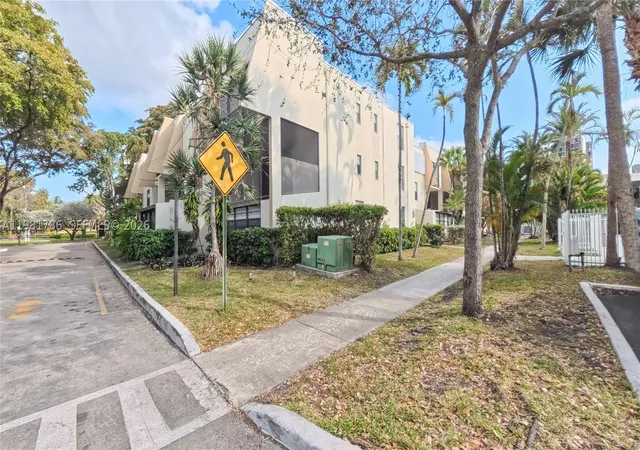 Photo 2 of Sale Pending at 20300 W Country Club Dr #PH18-3, Aventura, FL 33180 | MLS# A11981786 | Listing updated on 2026-08-26