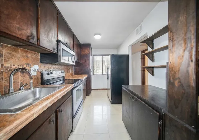 Listing Photo 4 - Condo for sale in building located at 10710 Nw 7Th St, Miami, FL 33172 - Unit #11B