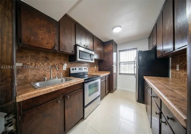 Listing Photo 5 - Condo for sale in building located at 10710 Nw 7Th St, Miami, FL 33172 - Unit #11B