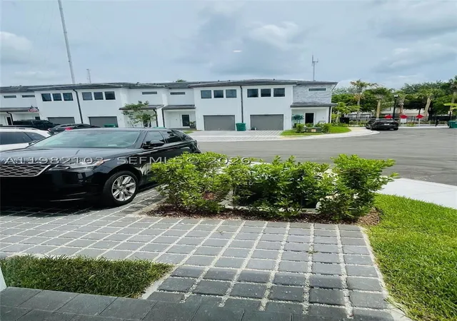 Photo 3 of Sale Pending at 5000 Sw 37th St, Hollywood, FL 33021 | MLS# A11982103 | Listing updated on 2026-09-15