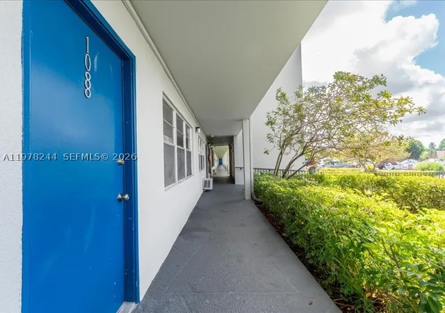 Listing Photo 3 - Condo for sale in building located at 301 Sw 135Th Ave, Pembroke Pines, FL 33027 - Unit #108C