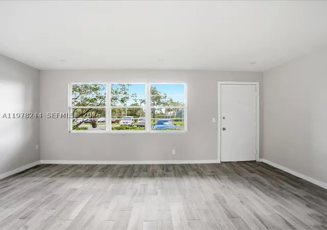 Listing Photo 4 - Condo for sale in building located at 301 Sw 135Th Ave, Pembroke Pines, FL 33027 - Unit #108C
