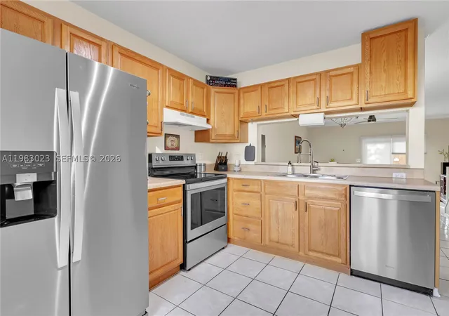 Photo 3 of Sale Pending at 2881 S Cambridge Ln, Cooper City, FL 33026 | MLS# A11983023 | Listing updated on 2026-09-03