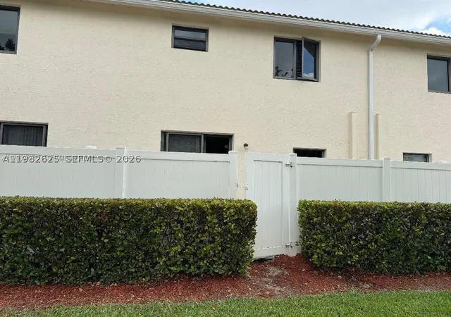 Photo 4 of Sale Pending at 424 Ne 194Th Ter, Miami, FL 33179 | MLS# A11982625 | Listing updated on 2026-09-16