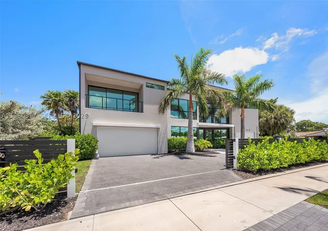 Photo 3 of Single family home for sale at 2500 Middle River Dr, Fort Lauderdale, FL 33305 | MLS# A11980317 | Listing updated on 2026-09-13