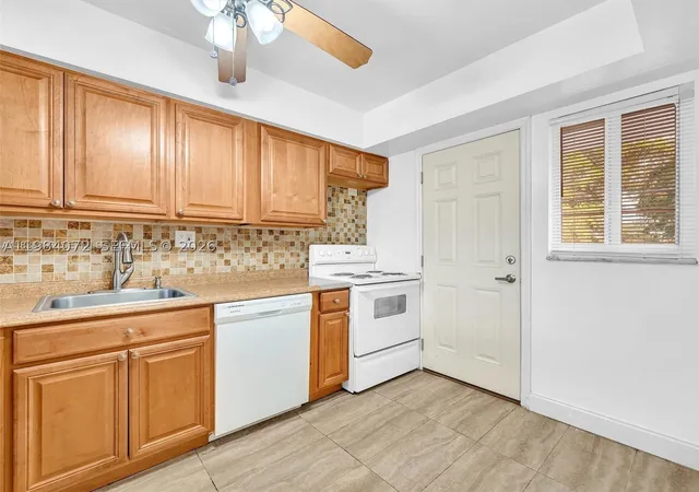 Listing Photo 4 - Condo for sale in building located at 1170 Ne 191St St, Miami, FL 33179 - Unit #24