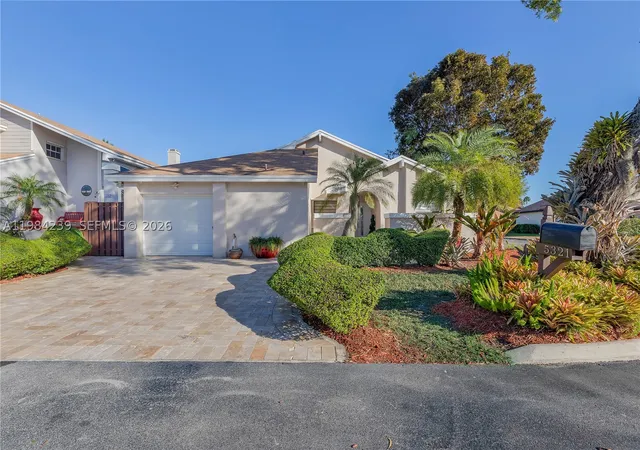 Listing Photo 4 - Condo for sale at Lakes Meadow, Unit 5321 Sw 153Rd Pl S, Lakes Meadow, Miami, FL 33185 | Built Year: 1973-2019