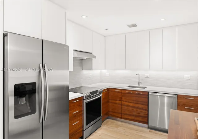 Photo 2 of Condo for sale at 5555 Collins Ave #17J, Miami Beach, FL 33140 | MLS# A11984262 | Listing updated on 2026-09-12