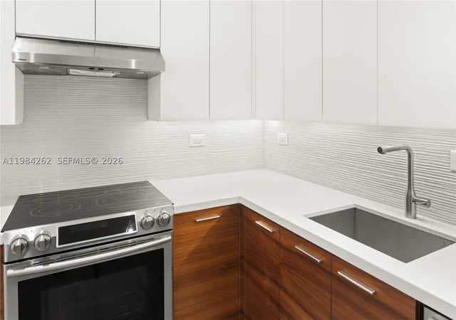 Photo 4 of Condo for sale at 5555 Collins Ave #17J, Miami Beach, FL 33140 | MLS# A11984262 | Listing updated on 2026-09-12