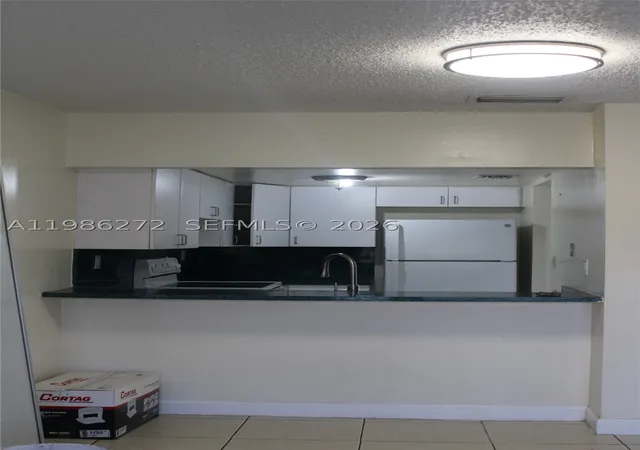 Listing Photo 4 - Condo for sale in building located at 2295 W 53Rd Pl, Hialeah, FL 33016 - Unit #201