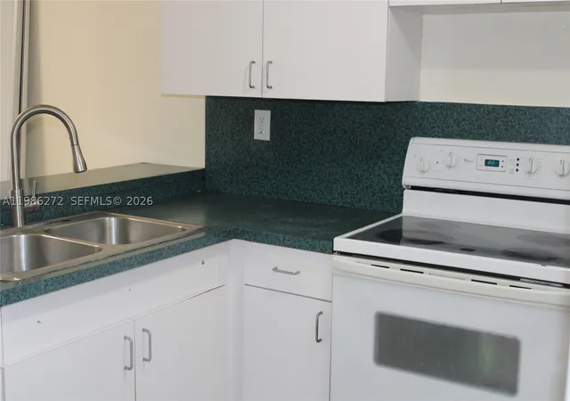 Listing Photo 5 - Condo for sale in building located at 2295 W 53Rd Pl, Hialeah, FL 33016 - Unit #201
