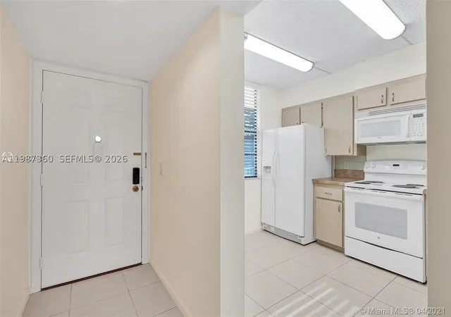 Listing Photo 5 - Condo for sale in building located at 1715 Whitehall Dr, Davie, FL 33324 - Unit #202