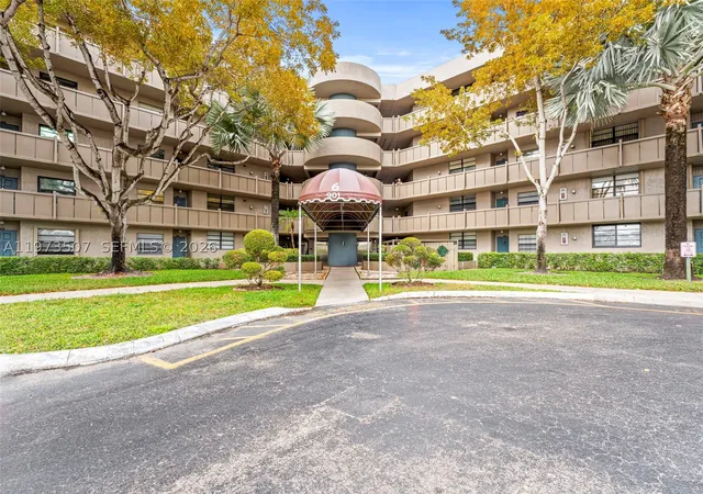 Photo 2 of Condo for sale at 901 Colony Point Circle #304, Pembroke Pines, FL 33026 | MLS# A11973507 | Listing updated on 2026-08-26