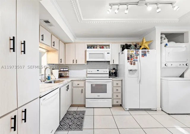 Photo 3 of Condo for sale at 901 Colony Point Circle #304, Pembroke Pines, FL 33026 | MLS# A11973507 | Listing updated on 2026-08-26