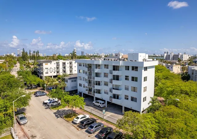 Listing Photo 3 - Condo for sale in building located at 1990 Marseille Dr, Miami, FL 33141 - Unit #402