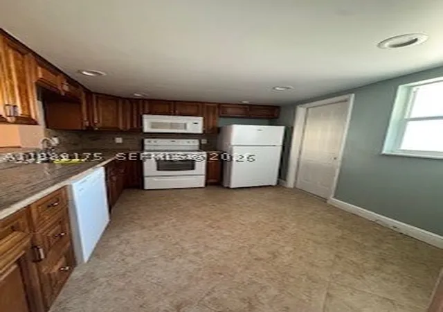 Photo 3 of Condo for sale at 421 Ne 14th Ave #401, Hallandale Beach, FL 33009 | MLS# A11989175 | Listing updated on 2026-10-04