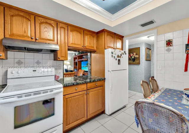 Listing Photo 5 - Condo for sale in building located at 1965 S Ocean Blvd, Lauderdale-by-the-Sea, FL 33062 - Unit #203