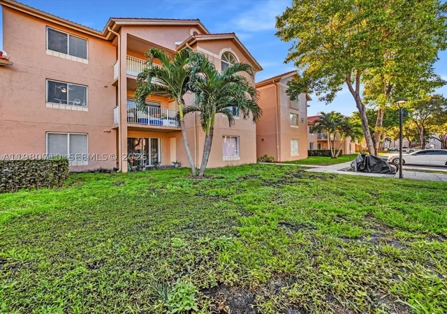 Listing Photo 2 - Condo for sale in building located at 15770 Sw 106Th Ter, Miami, FL 33196 - Unit #303