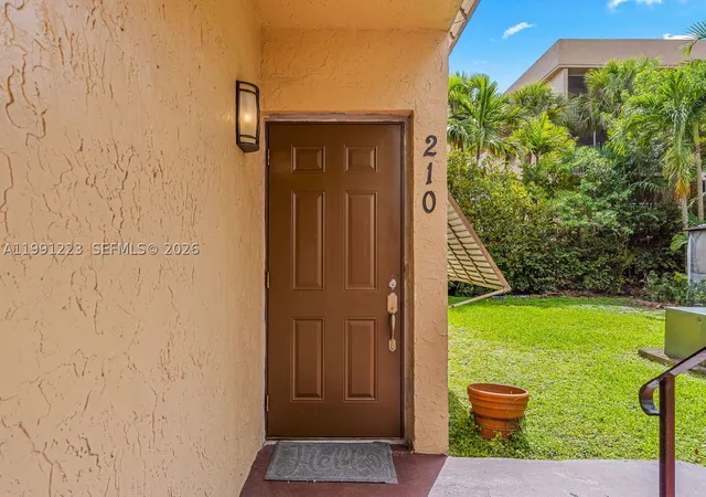 Listing Photo 4 - Condo for sale in building located at 6854 Nw 173Rd Dr, Hialeah, FL 33015 - Unit #210