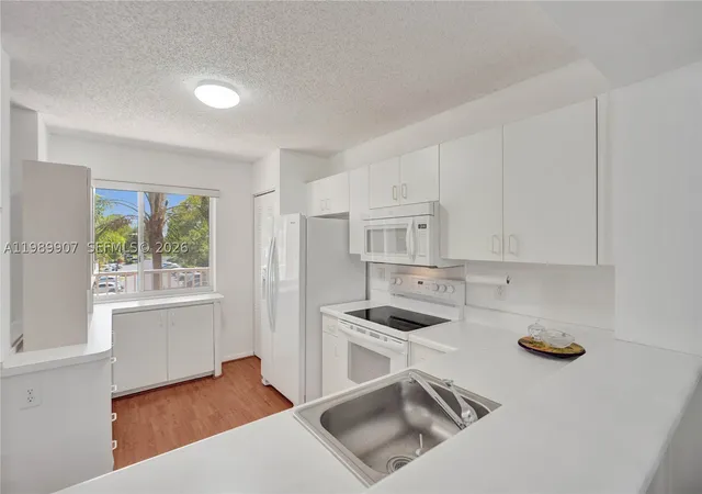 Listing Photo 5 - Condo for sale in building located at 9511 Weldon Cir, Tamarac, FL 33321 - Unit #G306