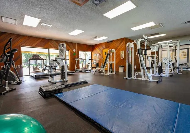 Listing Photo 4 - Condo for sale in building located at 5252 Ne 6Th Ave, Oakland Park, FL 33334 - Unit #A31