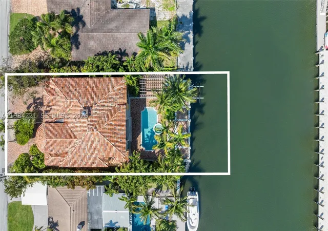 Photo 3 of Single family home for sale at 1701 Se 10th St, Fort Lauderdale, FL 33316 | MLS# A11984221 | Listing updated on 2026-09-10