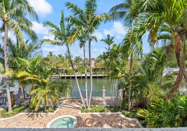 Single family home for sale at 1701 Se 10Th St, Fort Lauderdale, FL 33316 | MLS# A11984221 | Listing updated on 2026-09-23