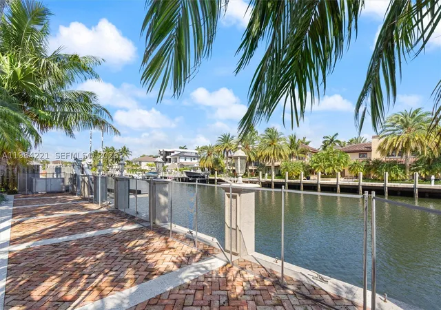 Single family home for sale at 1701 Se 10Th St, Fort Lauderdale, FL 33316 | MLS# A11984221 | Listing updated on 2026-09-23