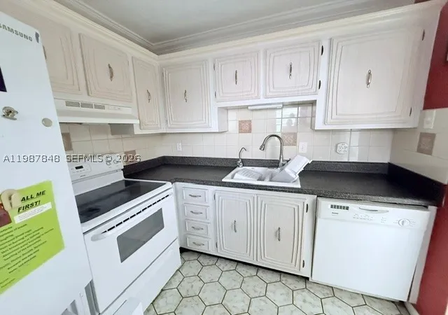 Listing Photo 4 - Condo for sale in building located at 2841 Somerset Dr, Lauderdale Lakes, FL 33311 - Unit #305