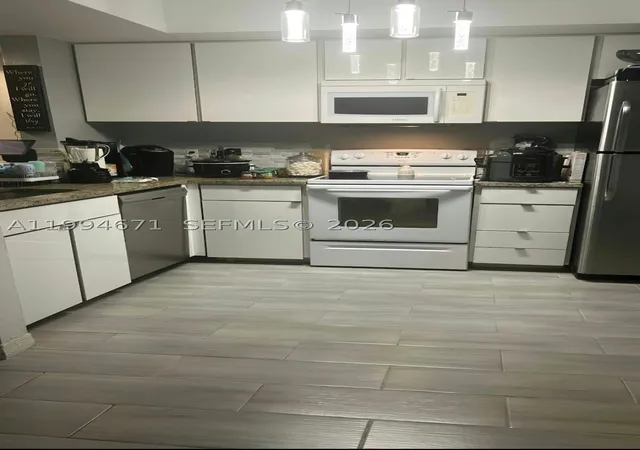 Listing Photo 5 - Condo for sale in building located at 705 Sw 148Th Ave, Sunrise, FL 33325 - Unit #202