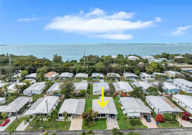 Photo 3 of Manufactured home for sale at 812 S Silver Cir, Key Largo, FL 33037 | MLS# A11995937 | Listing updated on 2026-09-02