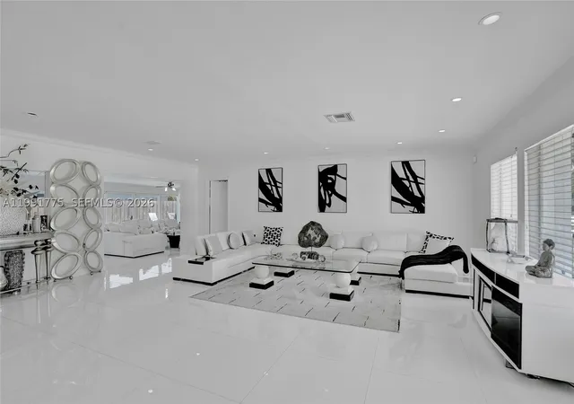 Photo 3 of Sale Pending at 4100 Bayview Dr, Fort Lauderdale, FL 33308 | MLS# A11991775 | Listing updated on 2026-09-11