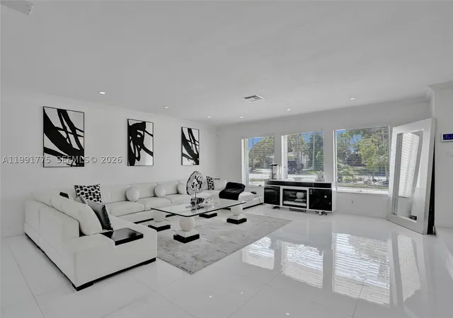 Photo 4 of Sale Pending at 4100 Bayview Dr, Fort Lauderdale, FL 33308 | MLS# A11991775 | Listing updated on 2026-09-11