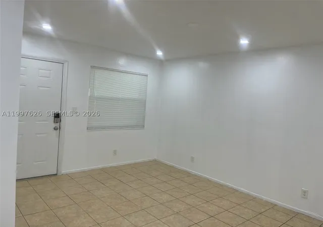 Listing Photo 4 - Condo for sale in building located at 4800 Nw 24Th Ct, Lauderdale Lakes, FL 33313 - Unit #D103