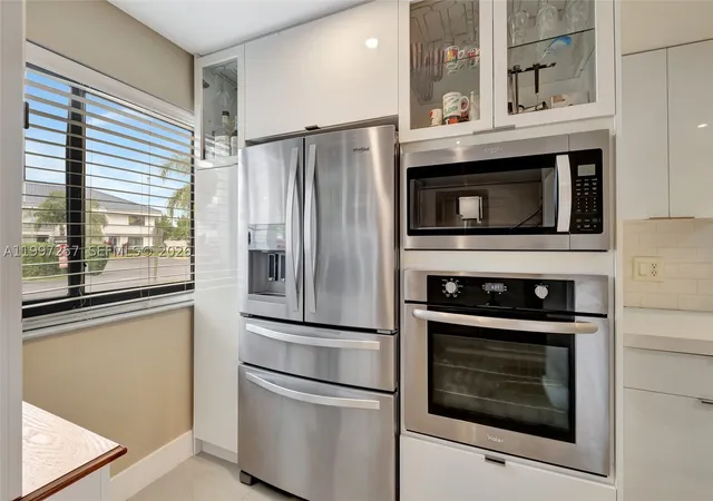 Photo 4 of Townhouse for sale at 21300 San Simeon Way #K2, Miami, FL 33179 | MLS# A11997257 | Listing updated on 2026-09-14