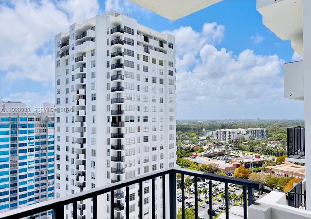 Listing Photo 3 - Condo for sale in building located at 2780 Ne 183Rd St, Miami, FL 33160 - Unit #2012