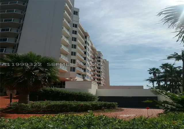 Listing Photo 4 - Condo for sale in building located at 17275 Collins Ave, Miami, FL 33160 - Unit #801