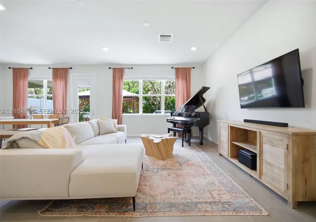 Photo 3 of Townhouse for sale at 1628 Myrtle Oak Ter, Hollywood, FL 33021 | MLS# A11984883 | Listing updated on 2026-08-29