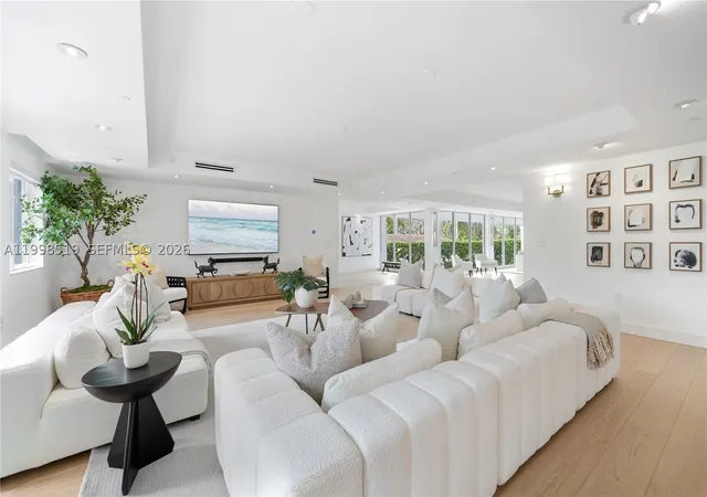 Photo 2 of Single family home for sale at 215 Palm Ave, Miami Beach, FL 33139 | MLS# A11998519 | Listing updated on 2026-09-02