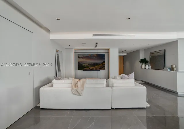 Listing Photo 5 - Condo for sale in building located at 1000 S Pointe Dr, Miami, FL 33139 - Unit #901